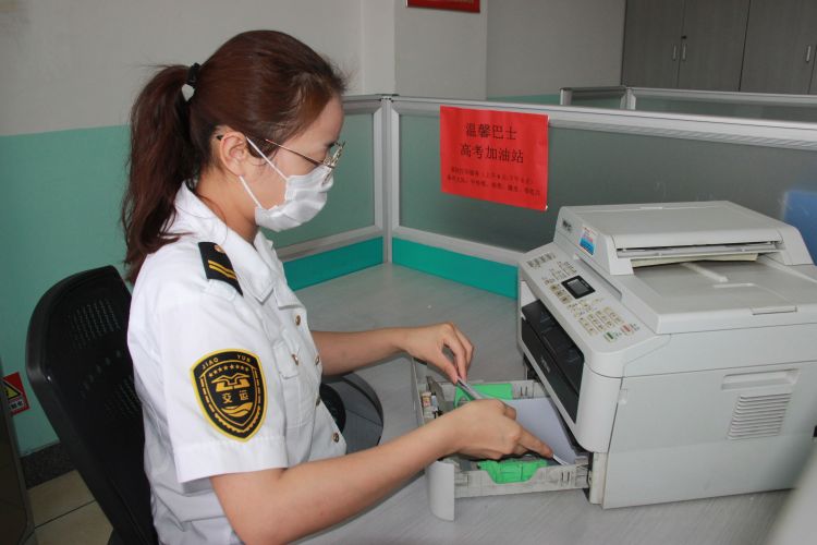 应急助力高考 青岛这三处“应急加油站”免费提供应急文具