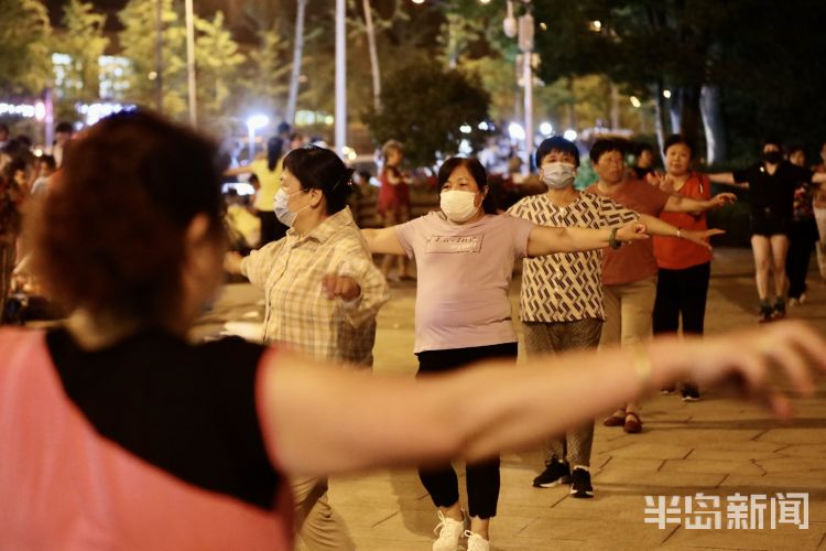 夏夜青岛李村河上游沿河的休闲广场 众多市民来此享受夏夜里的快乐时光