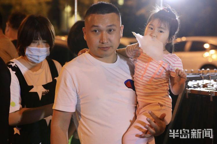 夏夜青岛李村河上游沿河的休闲广场 众多市民来此享受夏夜里的快乐时光