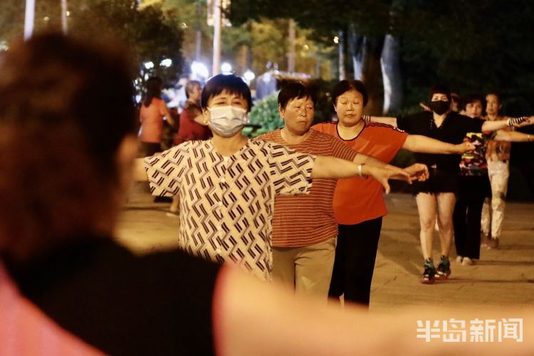 夏夜青岛李村河上游沿河的休闲广场 众多市民来此享受夏夜里的快乐时光