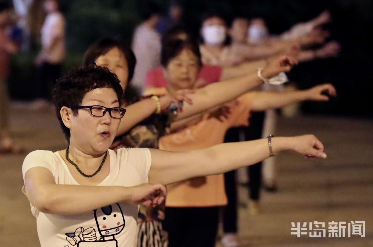 夏夜青岛李村河上游沿河的休闲广场 众多市民来此享受夏夜里的快乐时光