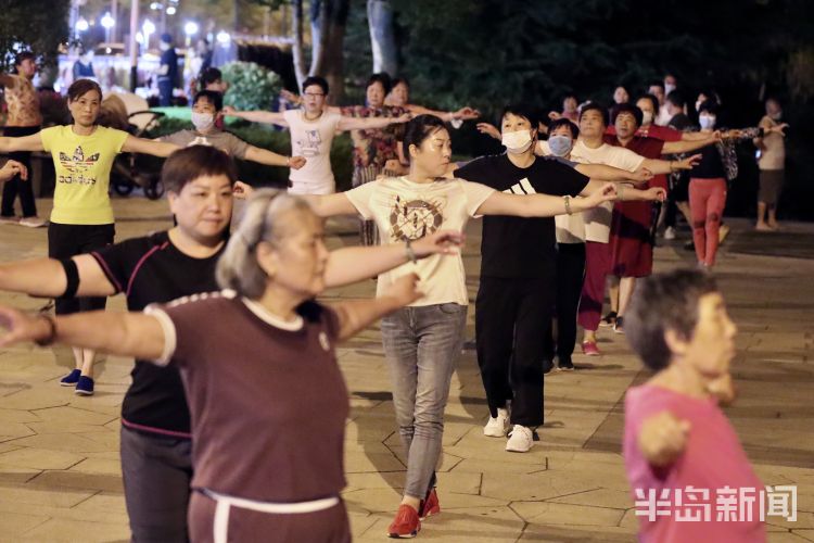 夏夜青岛李村河上游沿河的休闲广场 众多市民来此享受夏夜里的快乐时光