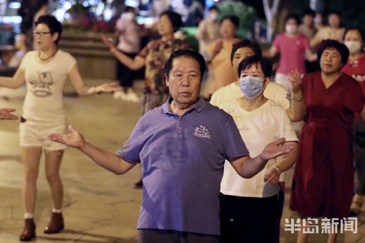 夏夜青岛李村河上游沿河的休闲广场 众多市民来此享受夏夜里的快乐时光