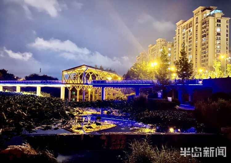 夏夜青岛李村河上游沿河的休闲广场 众多市民来此享受夏夜里的快乐时光