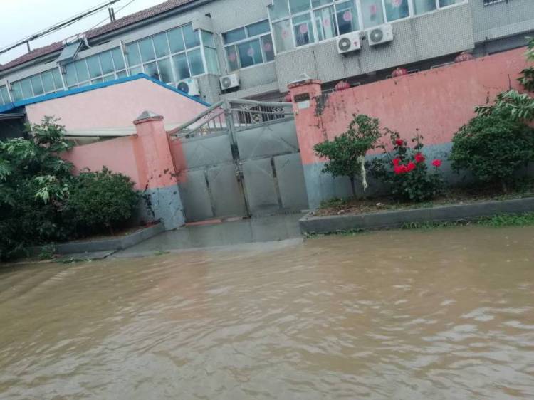 王台西海岸新区王台遇短时强降雨暴雨突袭 路面积水严重车辆行进困难