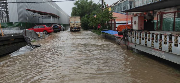 王台西海岸新区王台遇短时强降雨暴雨突袭 路面积水严重车辆行进困难