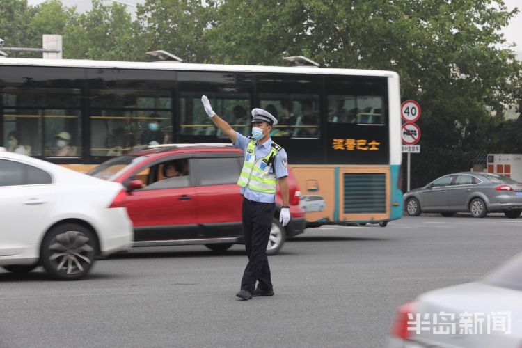 乘风破浪崂山公安为高考保驾护航 交警疏导交通保顺畅