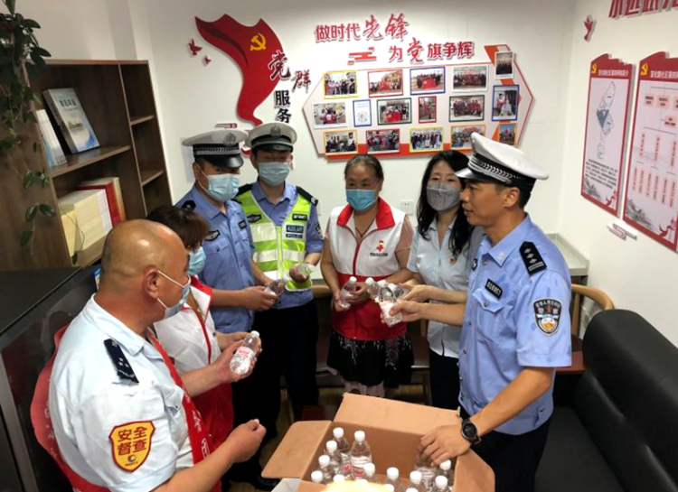 一盔青岛市北交警、公交志愿者进社区 开展“一盔一带”公益捐助