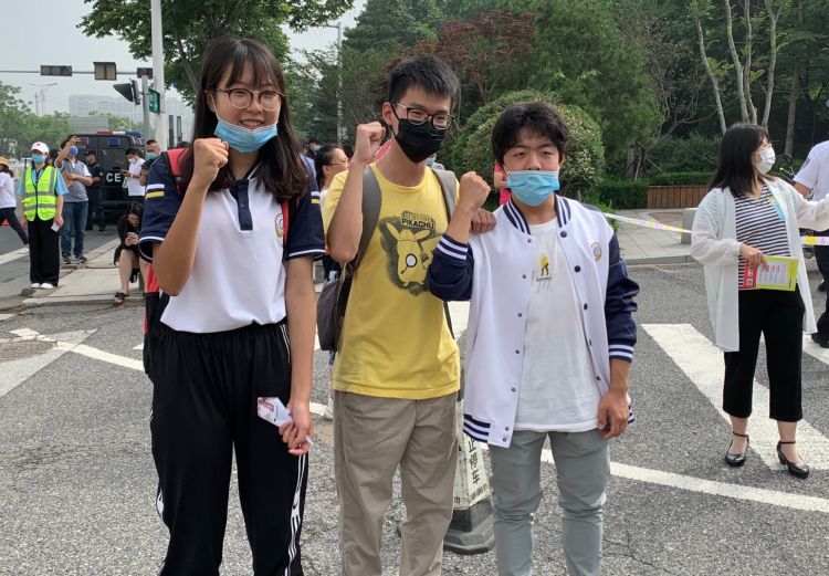 学子出国“错过”高考 青岛二中六位学子赴考场为同学加油