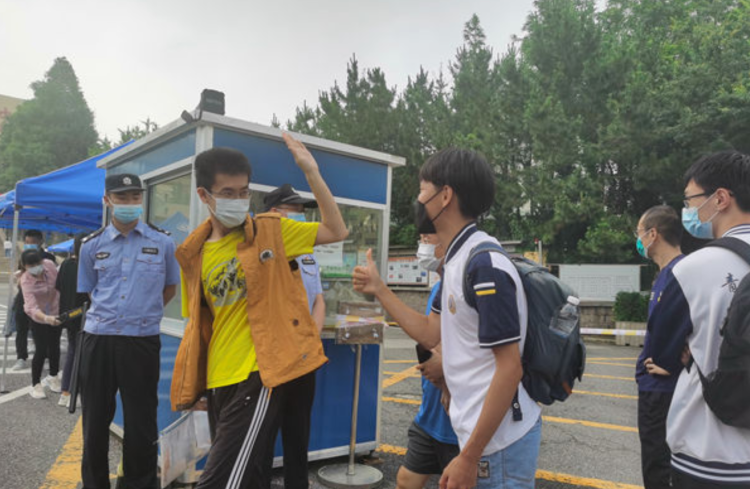 学子出国“错过”高考 青岛二中六位学子赴考场为同学加油