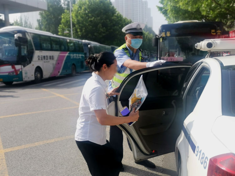 暖心高考第一天两名学生忘带准考证 黄岛交警全力相助及时应考
