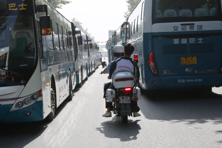 暖心高考第一天两名学生忘带准考证 黄岛交警全力相助及时应考