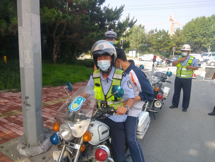 暖心高考第一天两名学生忘带准考证 黄岛交警全力相助及时应考