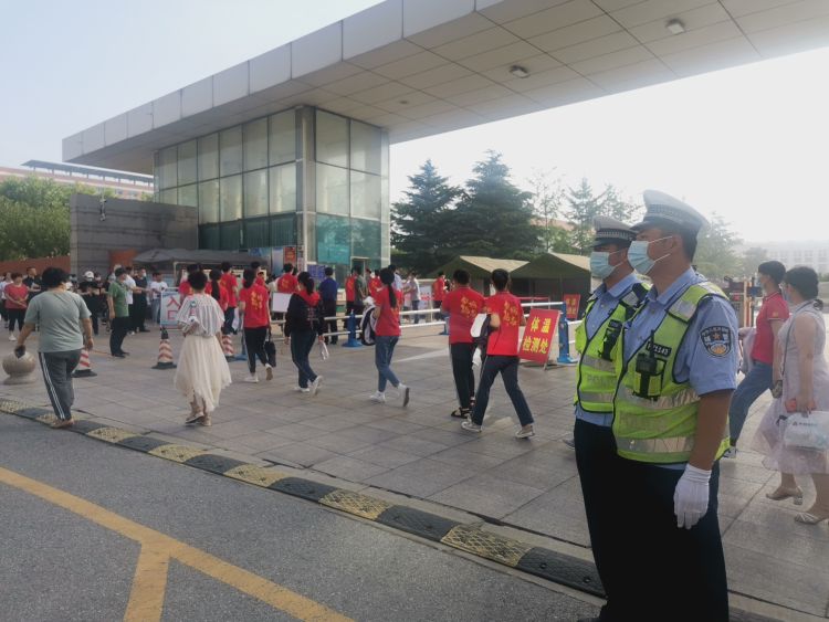黄岛黄岛交警大队百余警力护航 建立高考“绿色高速”