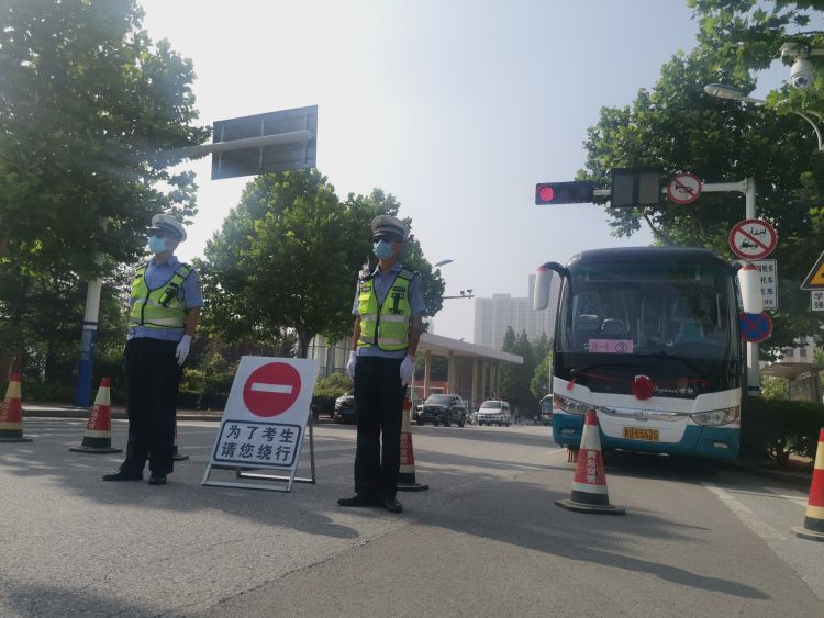 黄岛黄岛交警大队百余警力护航 建立高考“绿色高速”