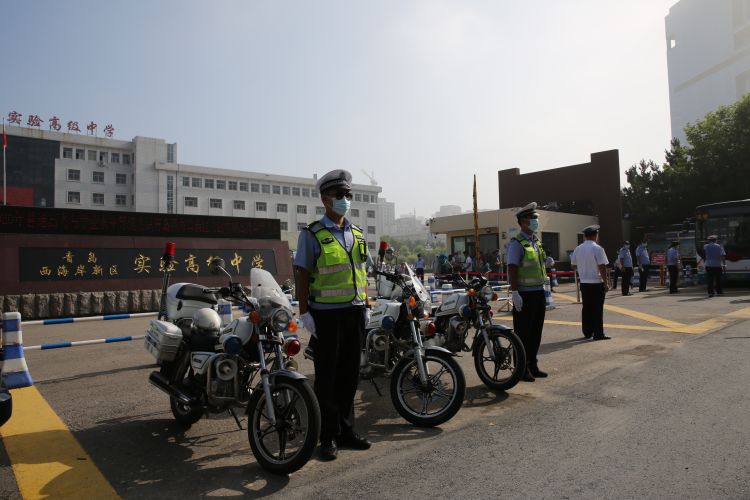 黄岛黄岛交警大队百余警力护航 建立高考“绿色高速”