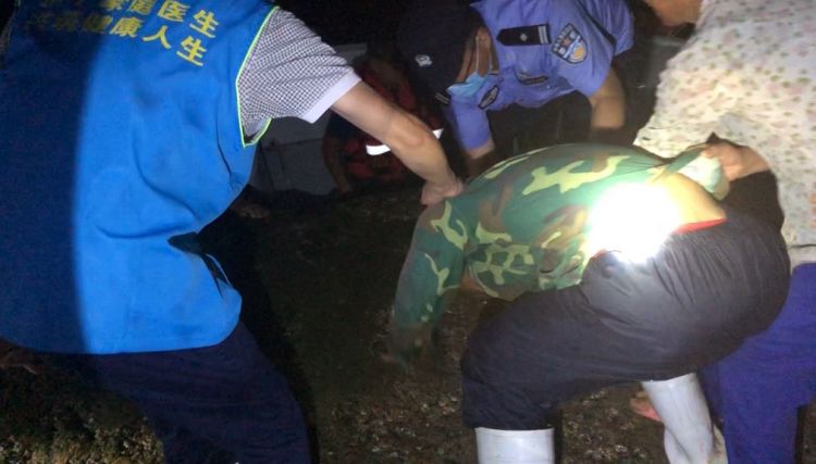 涌浪青岛男子深夜出海钓鱼结果船被涌浪打翻 民警搜寻营救一个多小时