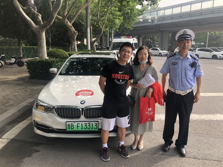 李沧心系学子护航双考 高考首日李沧交警全方位助考