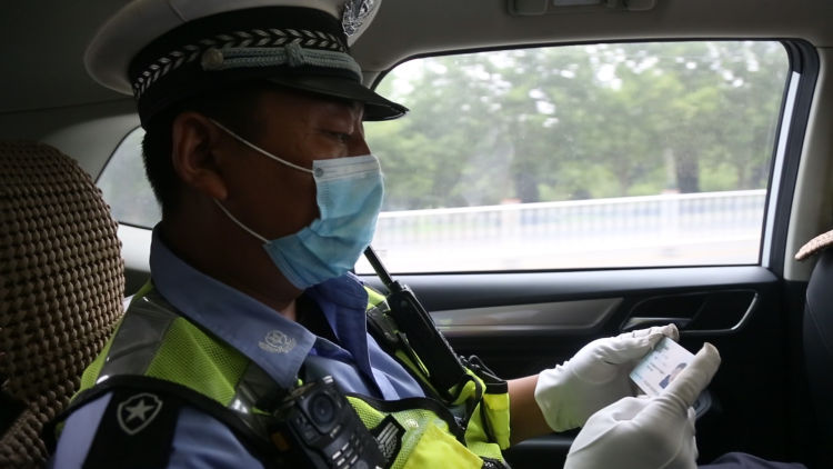 宝贵时间高考首日又有考生忘带准考证！胶州警方“铁骑护送”赢取宝贵时间