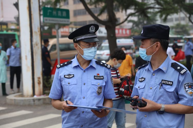 宝贵时间高考首日又有考生忘带准考证！胶州警方“铁骑护送”赢取宝贵时间