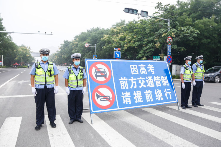 宝贵时间高考首日又有考生忘带准考证！胶州警方“铁骑护送”赢取宝贵时间