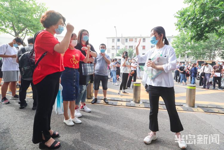 学姐老师身穿红T恤、学长学姐来加油……高考首日这些送考大军很暖心