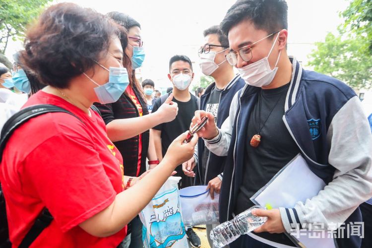 学姐老师身穿红T恤、学长学姐来加油……高考首日这些送考大军很暖心