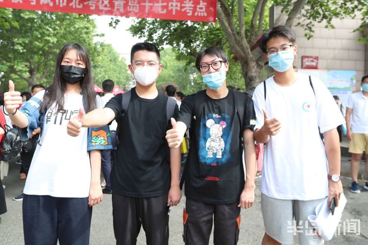 学姐老师身穿红T恤、学长学姐来加油……高考首日这些送考大军很暖心