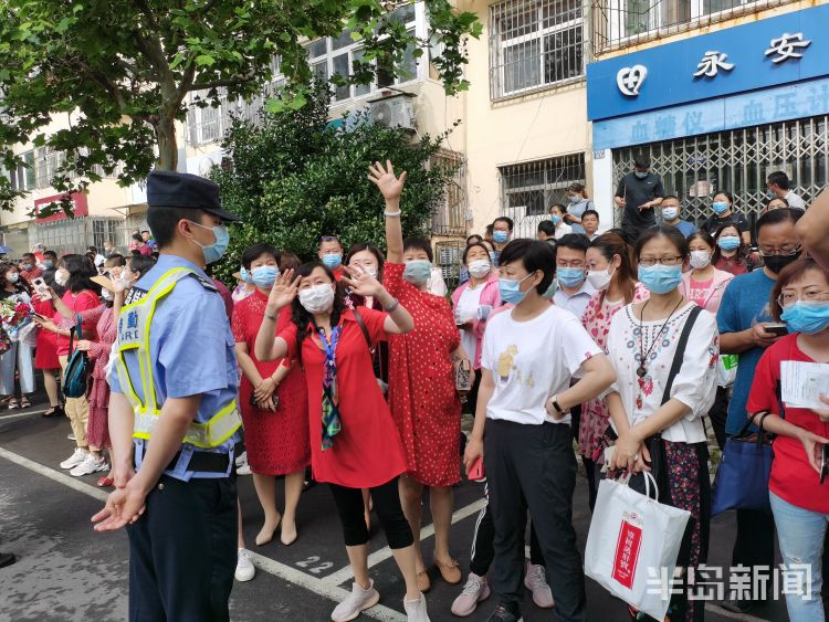 考团高考首日 青岛一中学校教师送考团低调又深情