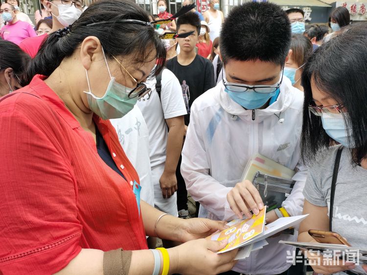 考团高考首日 青岛一中学校教师送考团低调又深情
