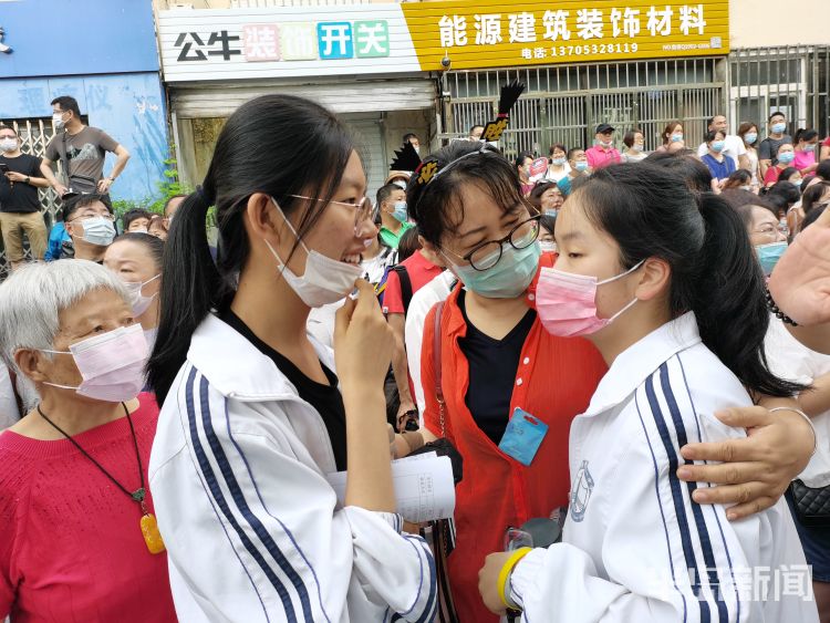 考团高考首日 青岛一中学校教师送考团低调又深情