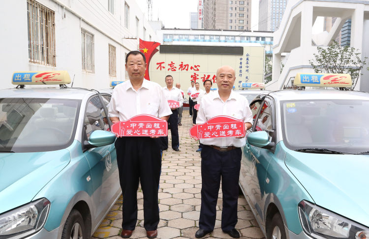 保驾考点外两辆出租车保驾 考生遇突发情况可免费乘坐