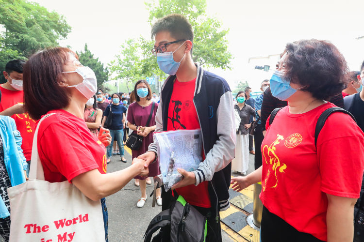 开考妈妈的旗袍、老师的红衣 新高考7日鸣锣开考考生一句“谢谢你”暖心催泪