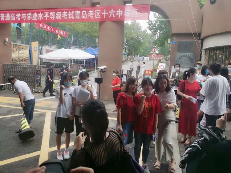 开考妈妈的旗袍、老师的红衣 新高考7日鸣锣开考考生一句“谢谢你”暖心催泪