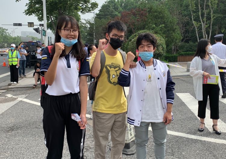 开考妈妈的旗袍、老师的红衣 新高考7日鸣锣开考考生一句“谢谢你”暖心催泪