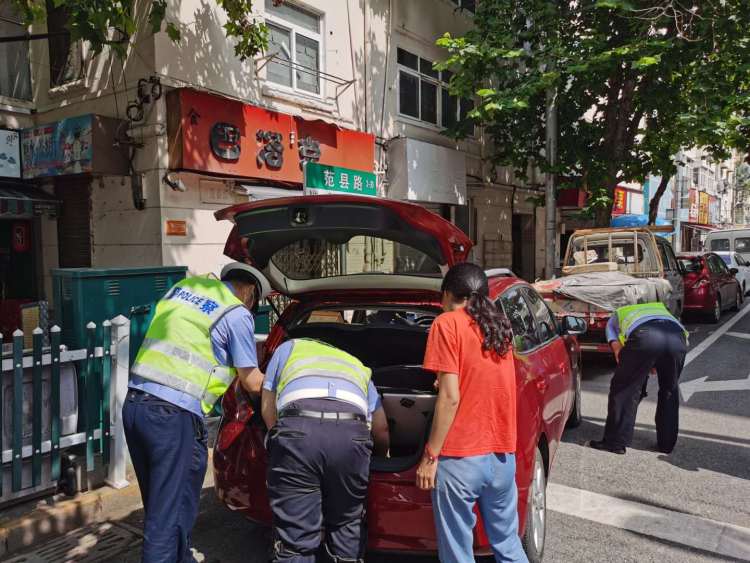 爆胎暖心！市南交警大队救助考生家长爆胎车辆保畅通