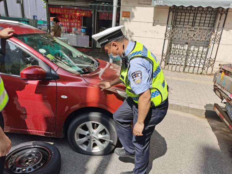 爆胎暖心！市南交警大队救助考生家长爆胎车辆保畅通