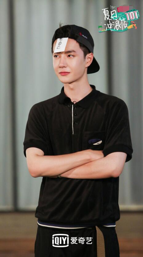 |《夏日冲浪店》王一博和黄轩碰杯三连展现博式谦卑