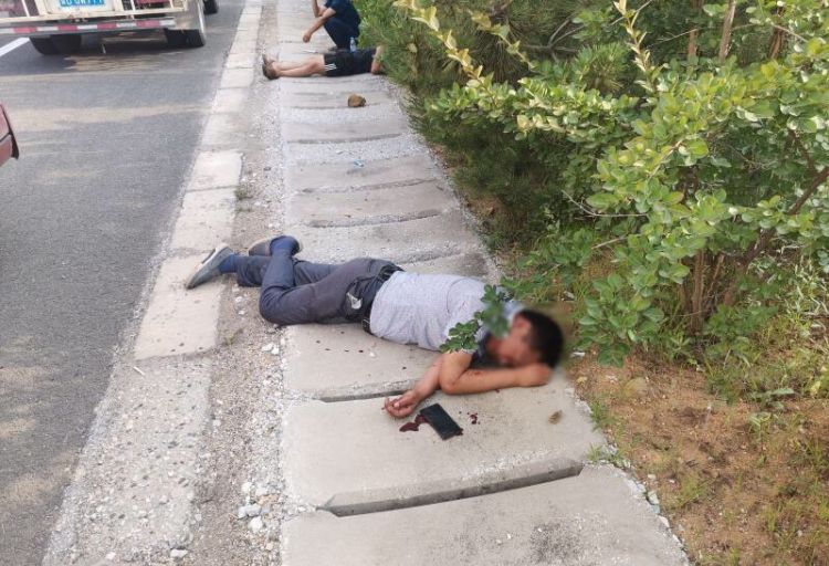 商贩|青岛俩水果商贩在高速路上停车打架 其中一人几近昏迷