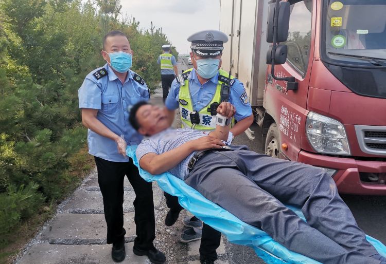 商贩|青岛俩水果商贩在高速路上停车打架 其中一人几近昏迷