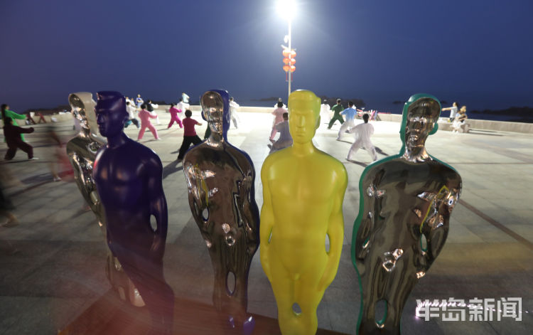 雕塑园|青岛雕塑园增设新型艺术雕塑 吸引众多市民观看