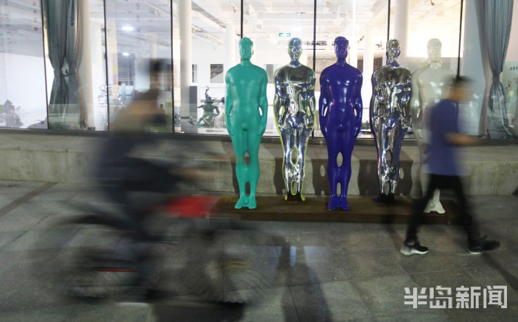 雕塑园|青岛雕塑园增设新型艺术雕塑 吸引众多市民观看