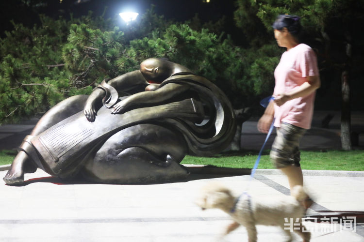 雕塑园|青岛雕塑园增设新型艺术雕塑 吸引众多市民观看