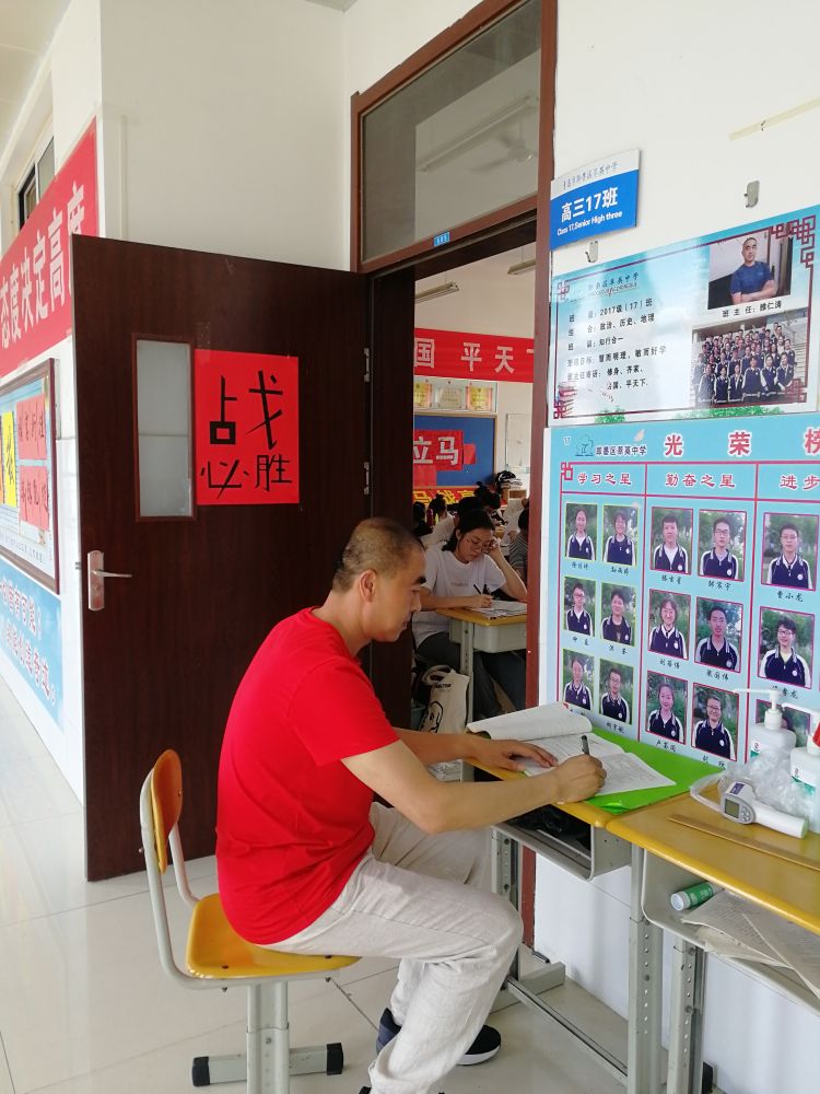 |即墨萃英中学高三班主任雒仁涛：送考15年 尽力帮助孩子们考出理想成绩