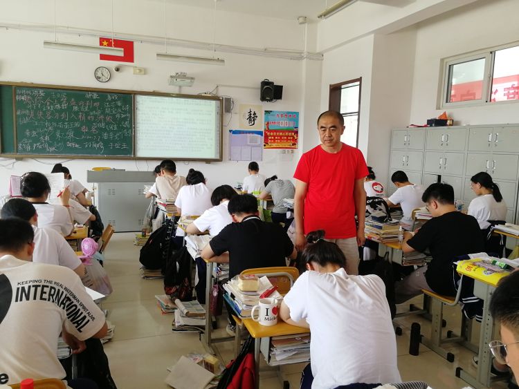 |即墨萃英中学高三班主任雒仁涛：送考15年 尽力帮助孩子们考出理想成绩