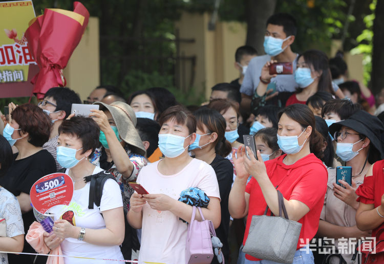 陪考|高考第二天青岛天气较为炎热 陪“烤”大军继续为考生加油