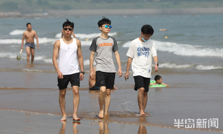 下海|青岛石老人海水浴场市民游客下海享清凉