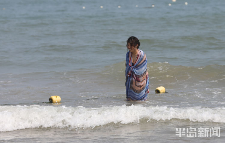 下海|青岛石老人海水浴场市民游客下海享清凉