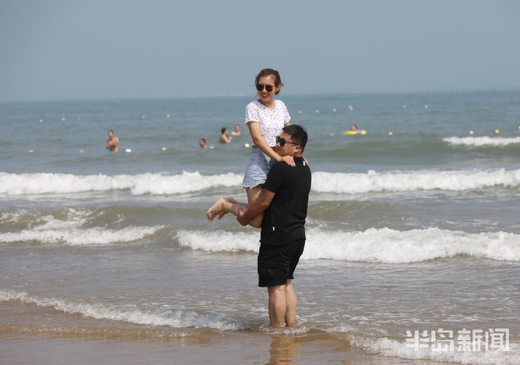 下海|青岛石老人海水浴场市民游客下海享清凉