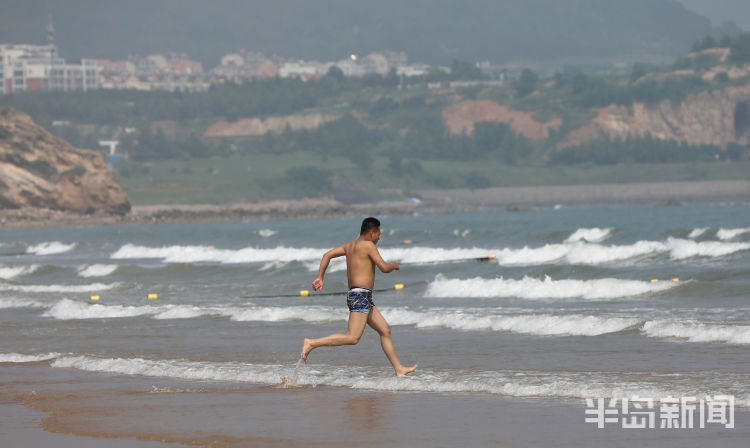 下海|青岛石老人海水浴场市民游客下海享清凉